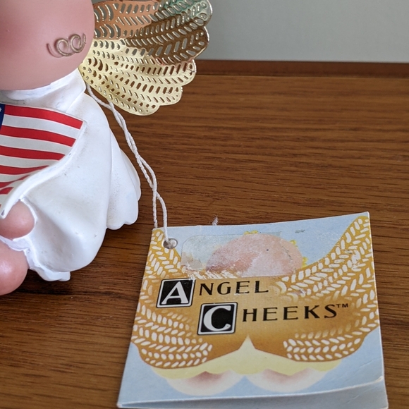 ANGEL CHEEKS "ANGEL WITH FLAG" KIRK'S KRITTERS 2001 FIGURINE - Picture 10 of 11